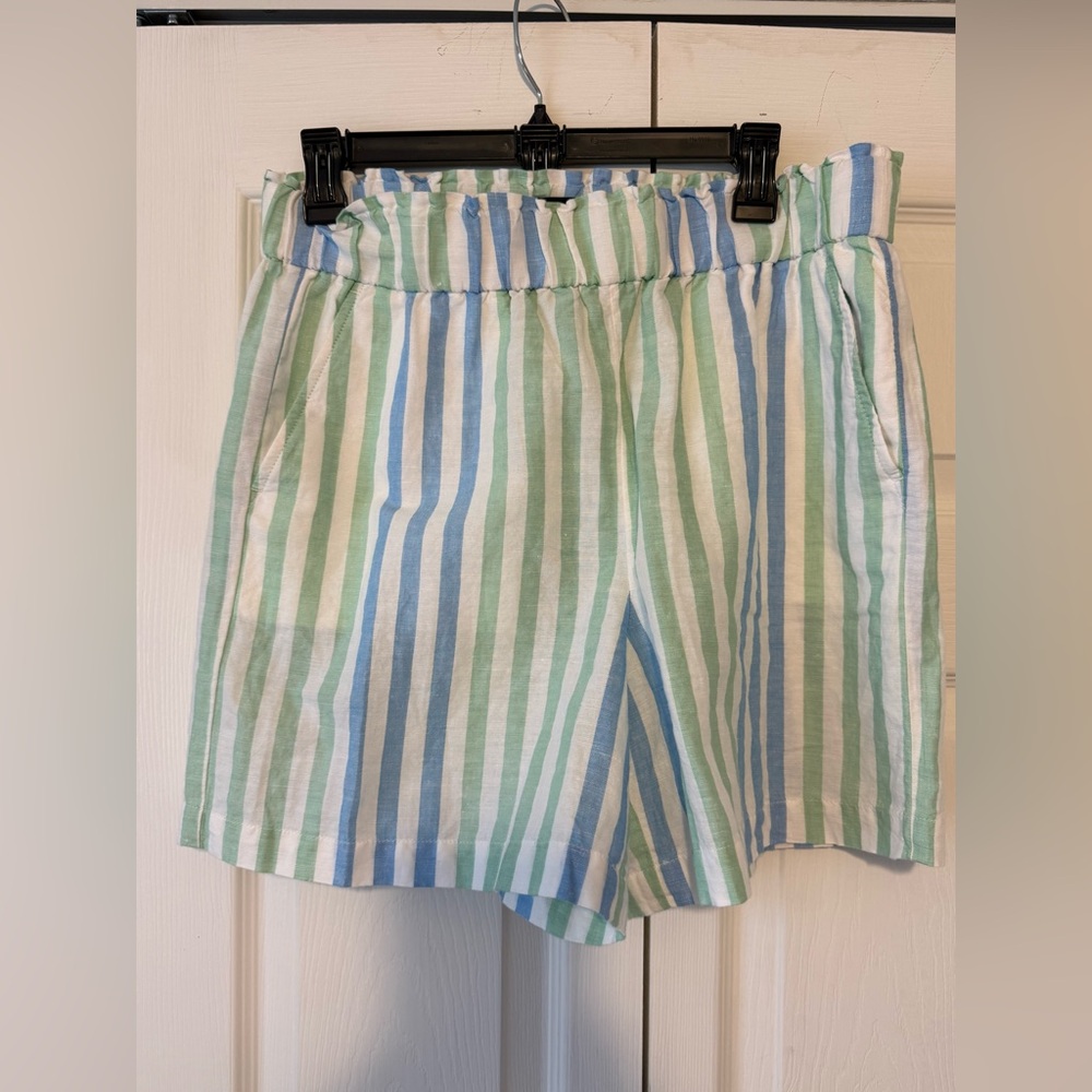 Never worn Talbots size M 60% linen 40% cotton shorts